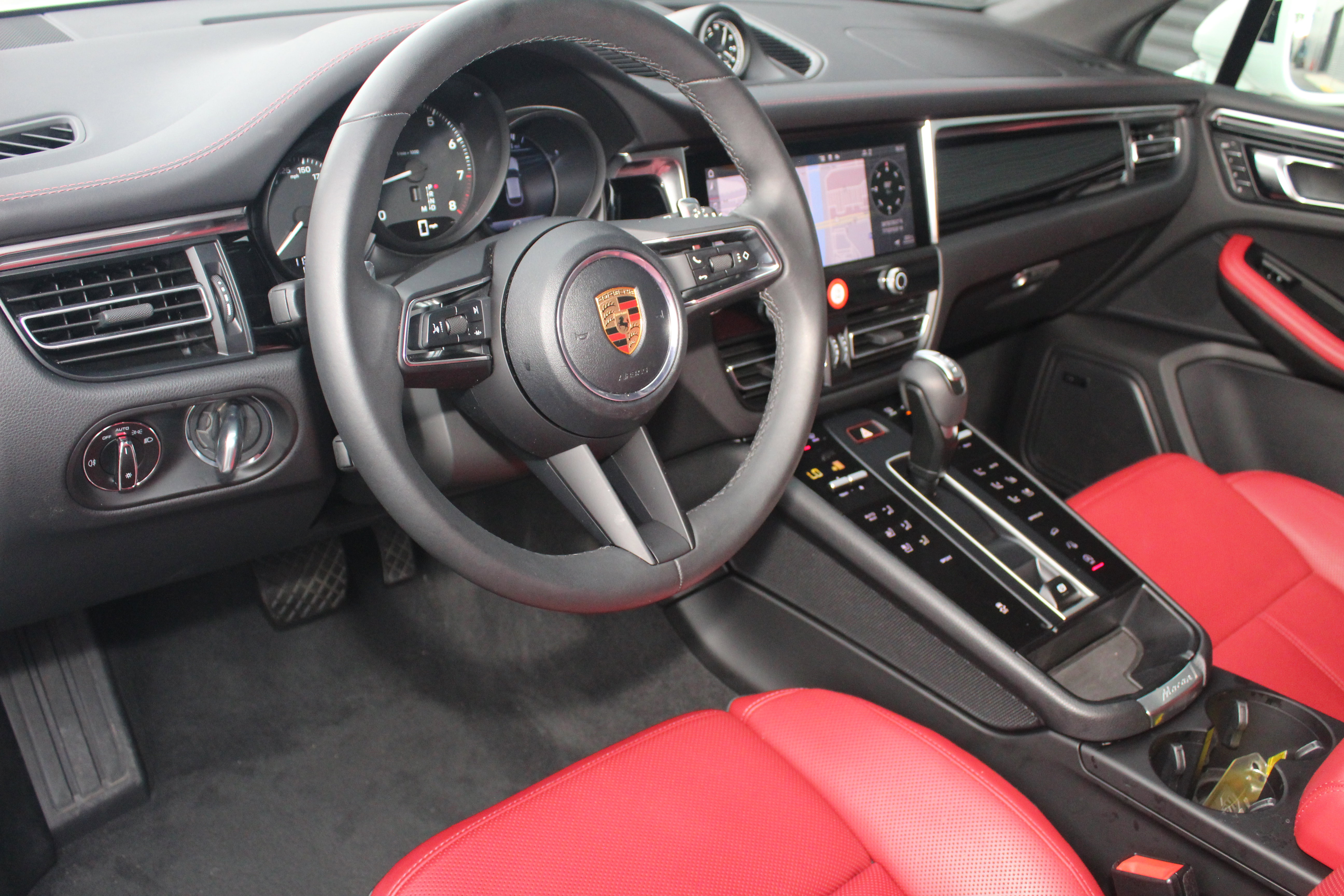 Certified 2025 Porsche Macan image 4