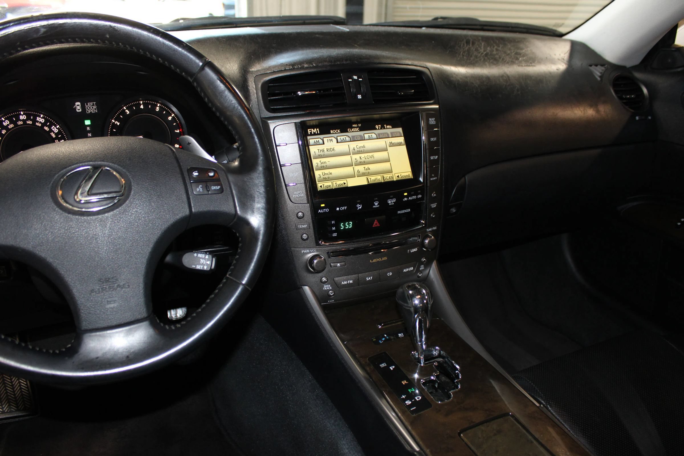 Used 2010 Lexus IS 350C w/ Luxury Pkg RWD image 14