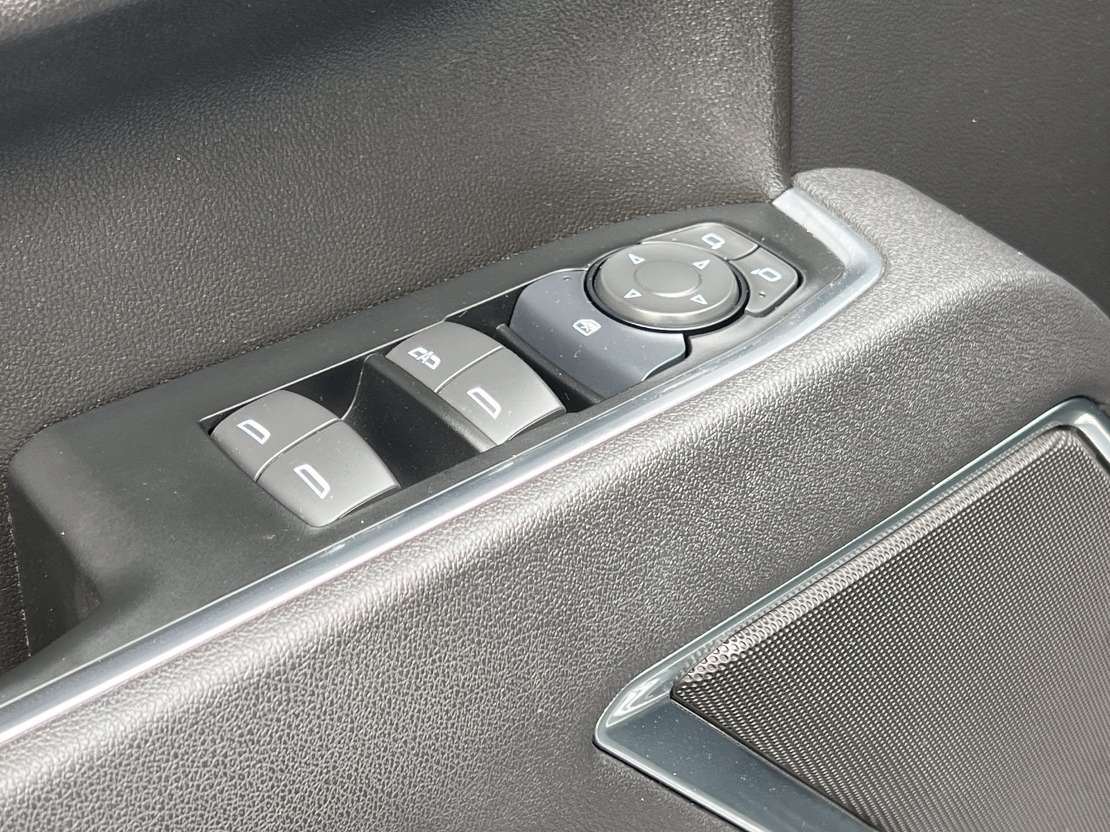 Used 2025 Chevrolet Silverado 1500 LT AWD/4WD image 18