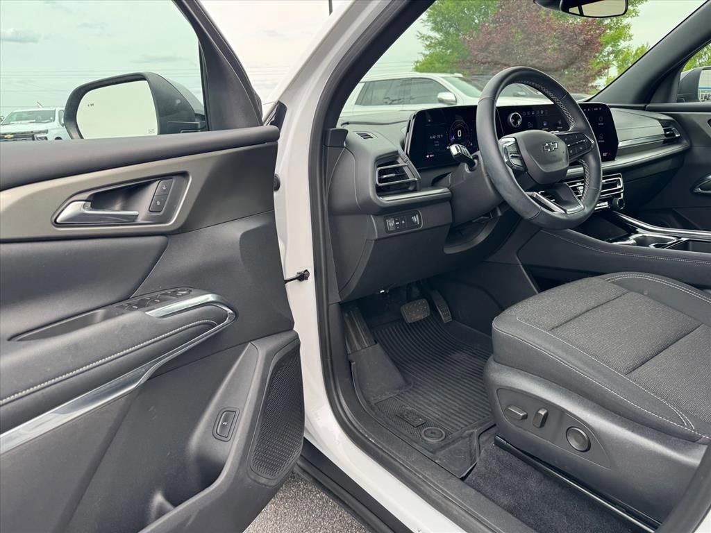 Used 2025 Chevrolet Traverse LT w/ Midnight/Sport Edition FWD image 15