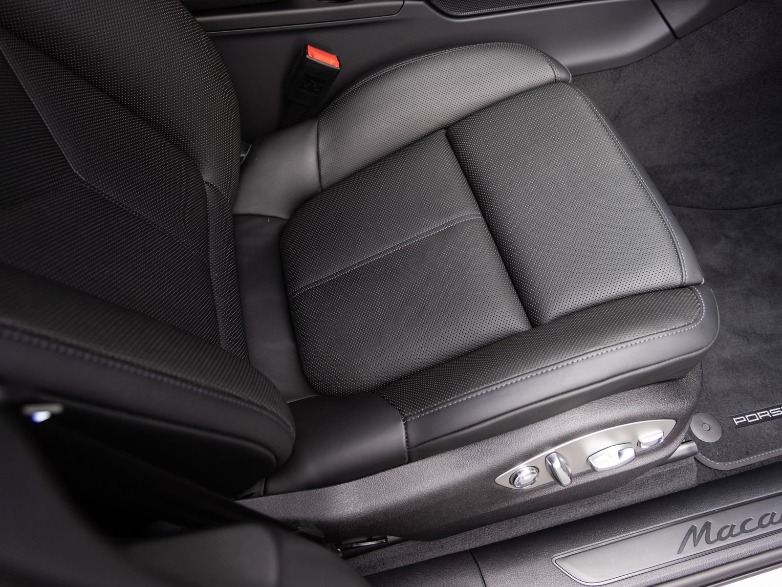 New 2025 Porsche Macan AWD/4WD image 34