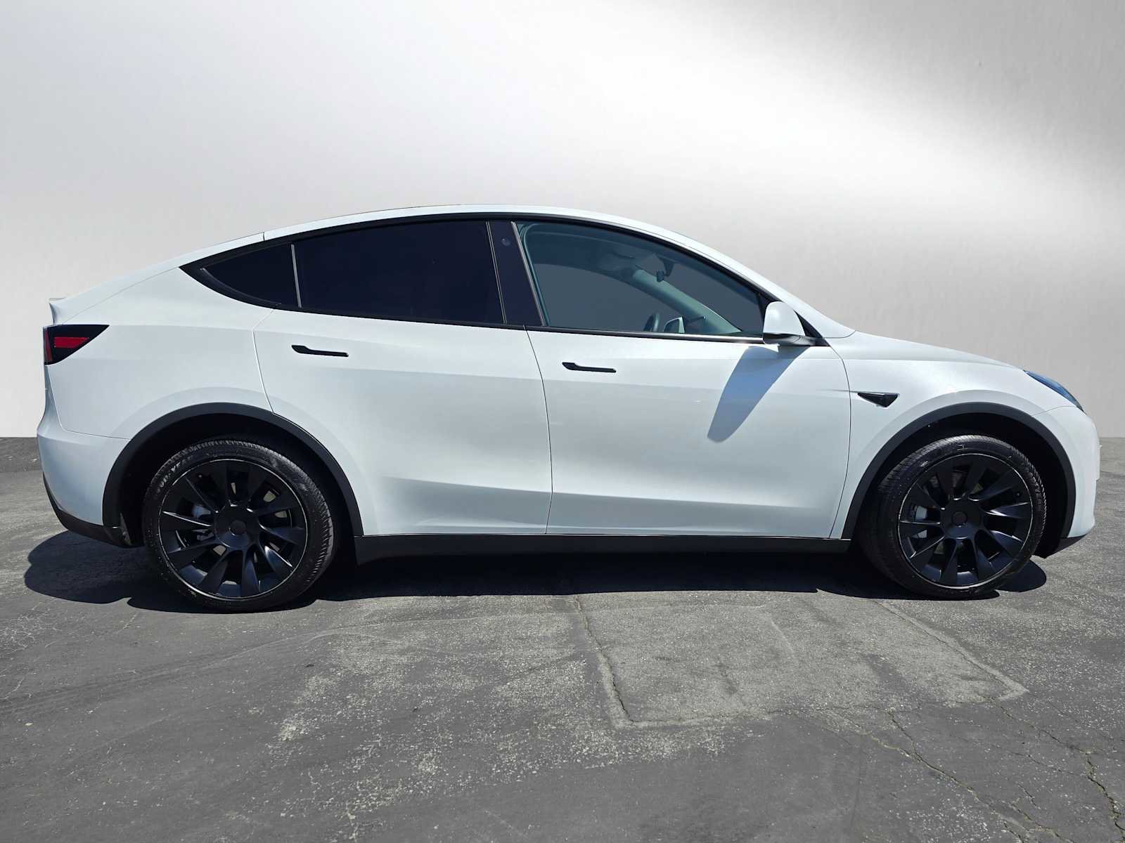 Used 2023 Tesla Model Y AWD image 2