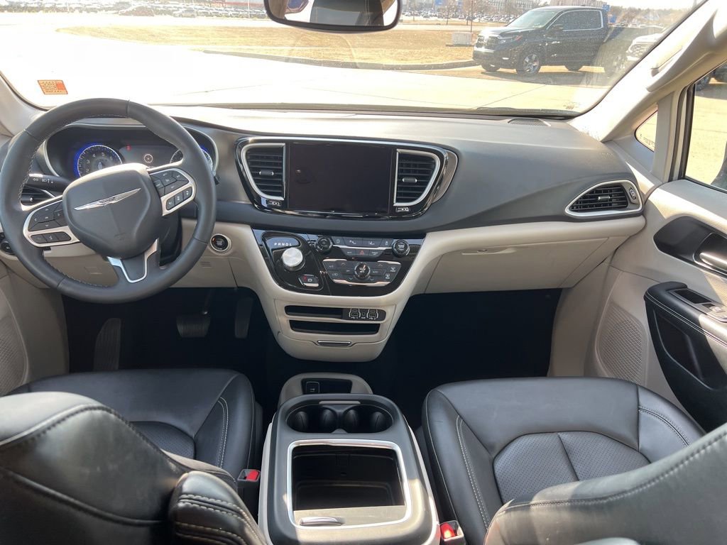 Used 2024 Chrysler Pacifica Touring-L image 17