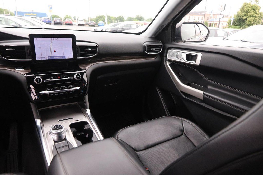 Used 2022 Ford Explorer Limited w/ Equipment Group 301A AWD/4WD image 28