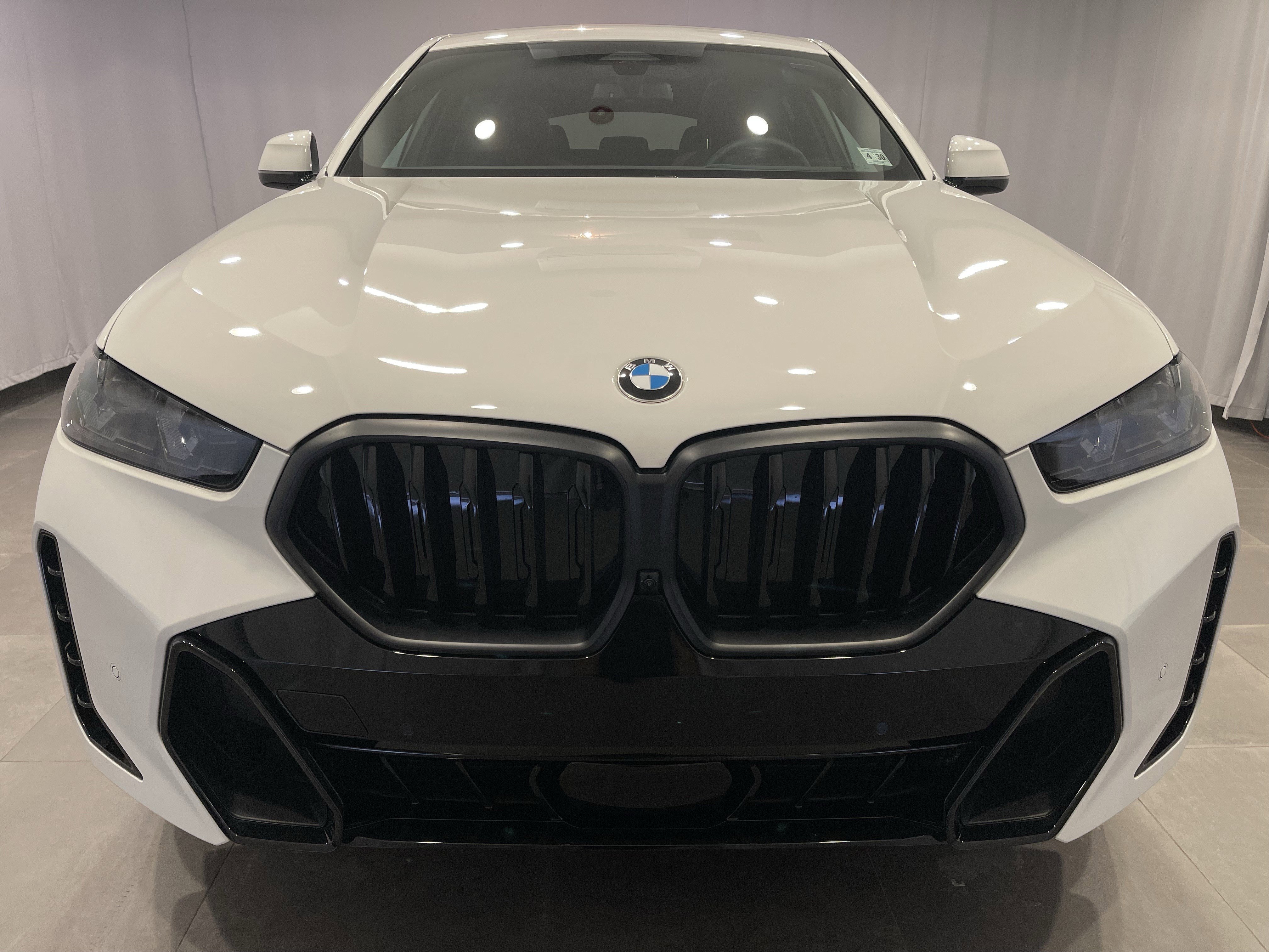 Used 2025 BMW X6 xDrive40i w/ Climate Comfort Package image 2