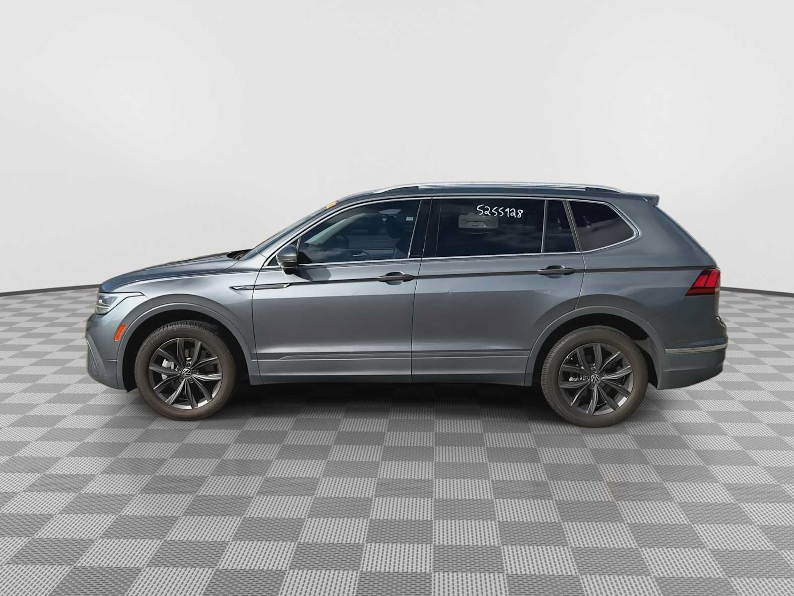 Used 2022 Volkswagen Tiguan SE FWD image 5