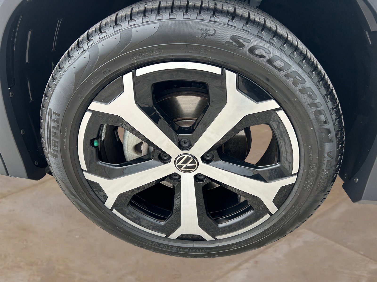 Used 2026 Volkswagen Tiguan SE FWD image 25
