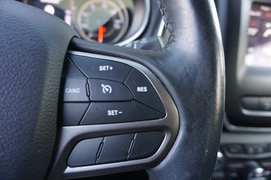Used 2020 Jeep Cherokee Latitude Plus w/ Comfort/Convenience Group AWD/4WD image 9