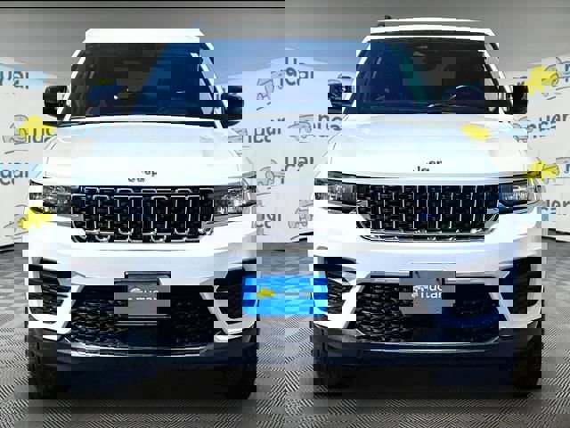 Used 2022 Jeep Grand Cherokee Laredo w/ Luxury Tech Group I AWD/4WD image 3