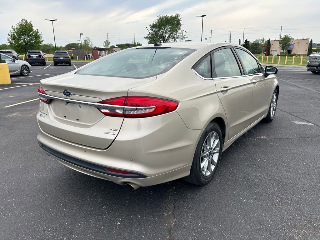 Used 2017 Ford Fusion SE w/ Fusion SE Technology Package image 9