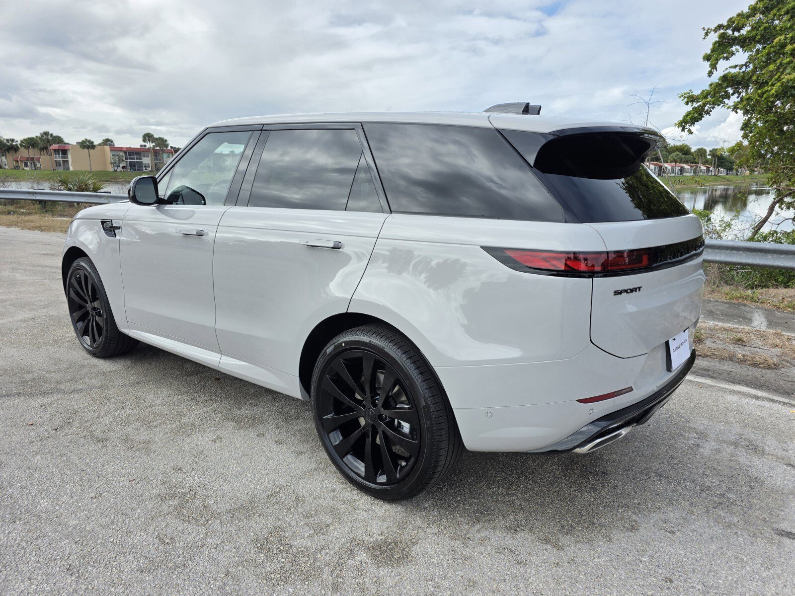 New 2026 Land Rover Range Rover Sport Dynamic SE image 2