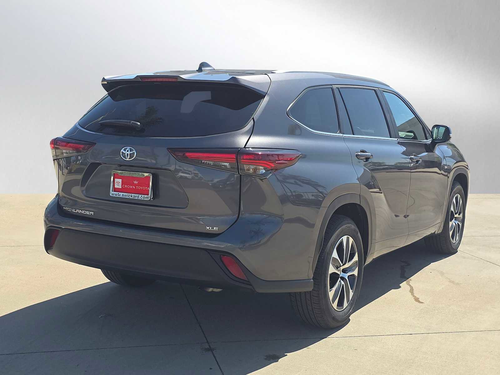 Certified 2025 Toyota Highlander XLE FWD image 3