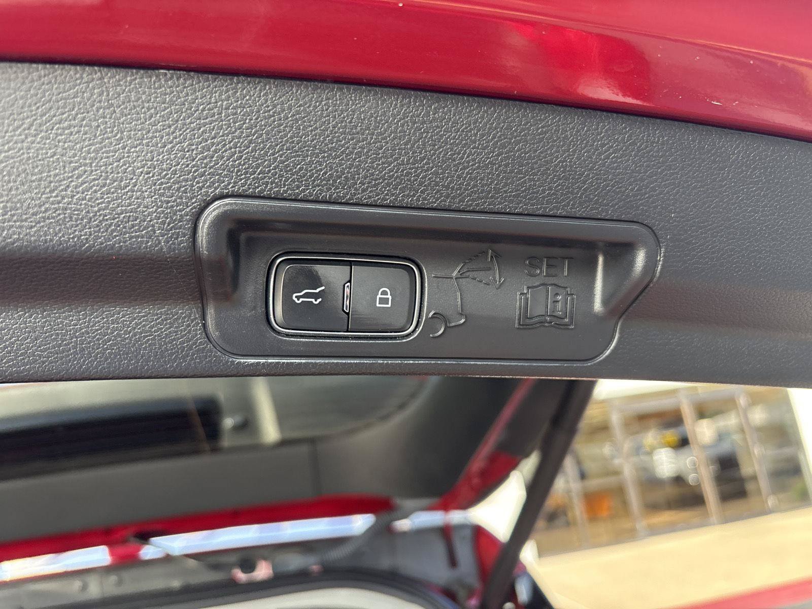Used 2020 Ford Explorer XLT w/ Equipment Group 202A AWD/4WD image 23