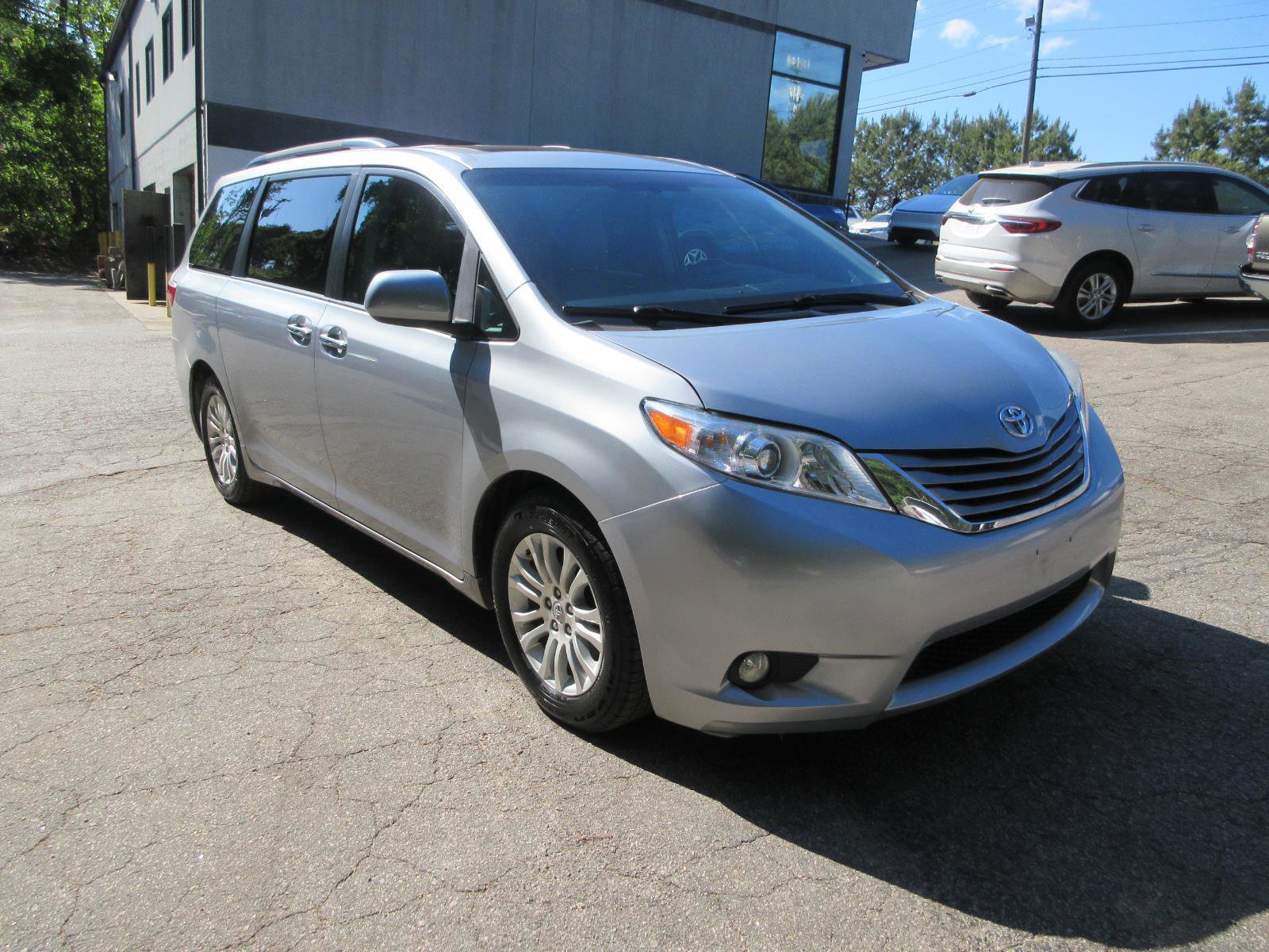 Used 2017 Toyota Sienna XLE FWD image 7