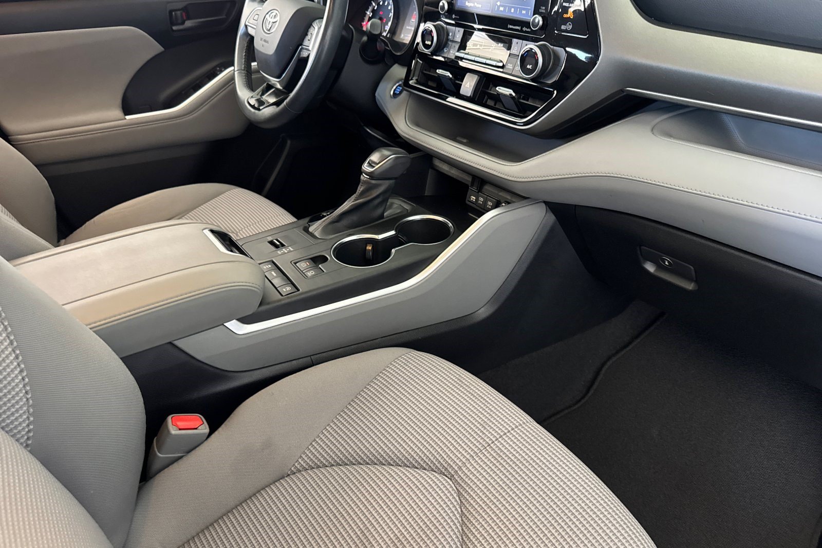 Used 2021 Toyota Highlander LE FWD image 33