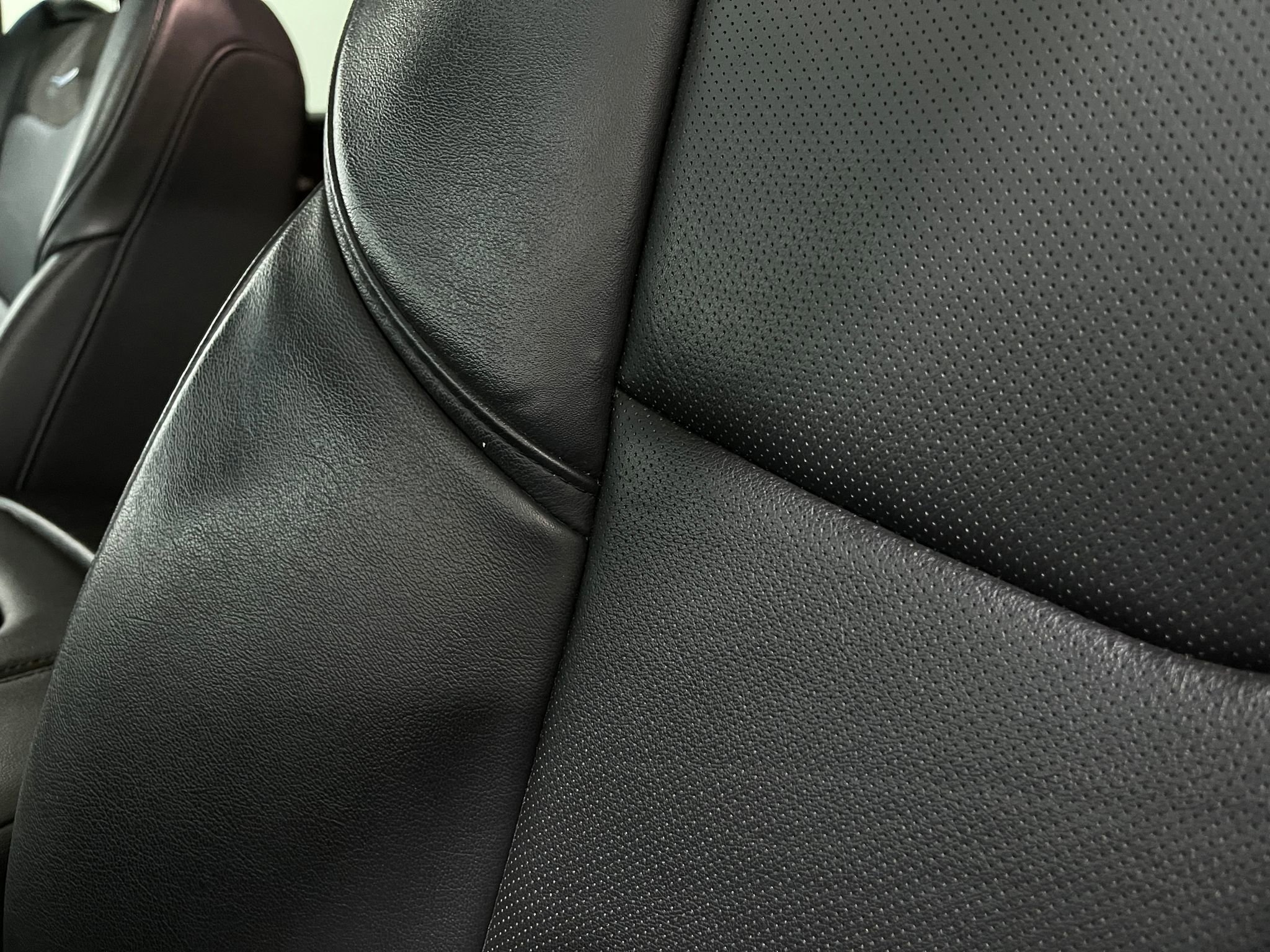 Used 2018 Cadillac Escalade Luxury w/ LPO, Radiant Package image 25