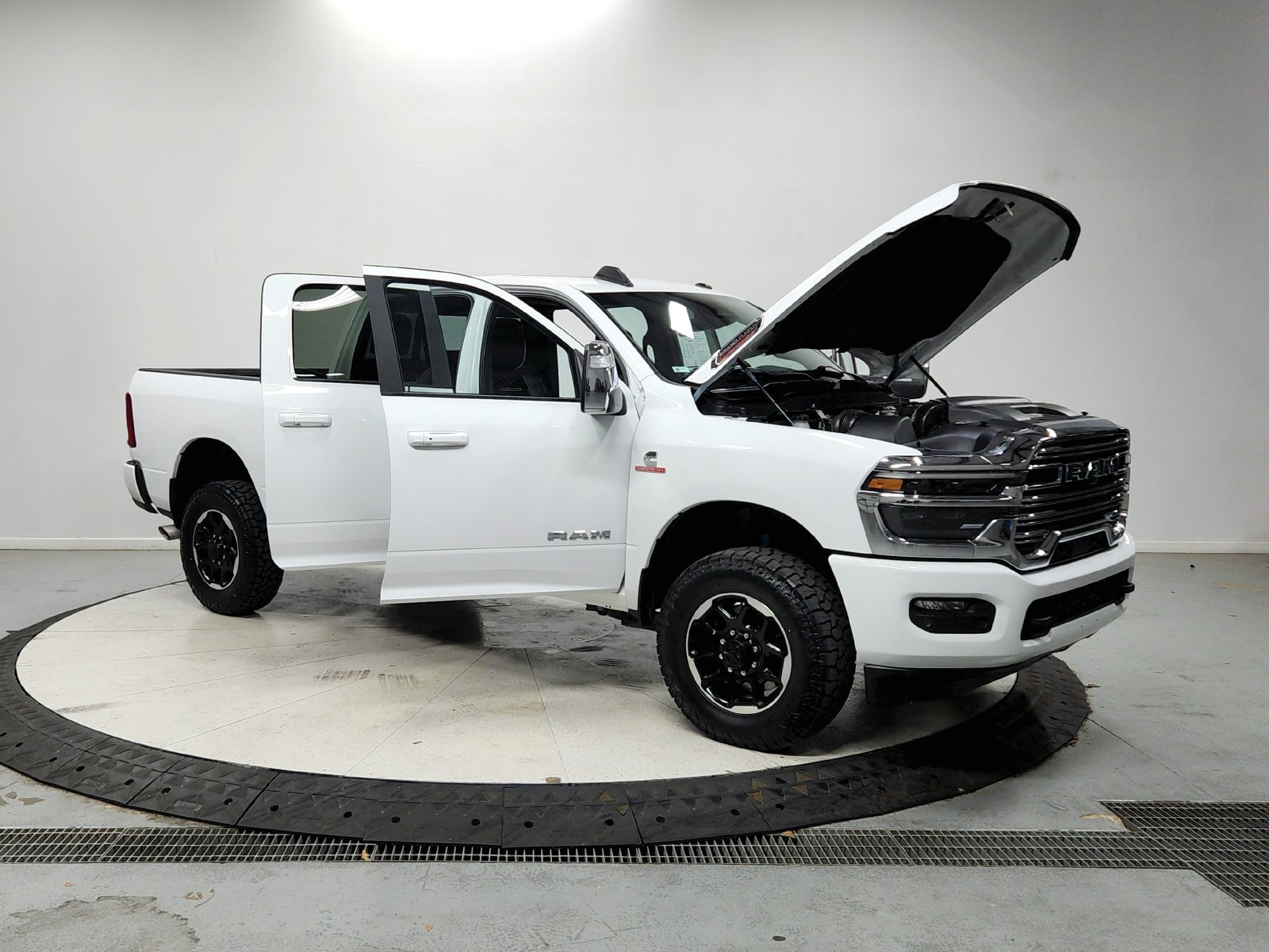 Used 2025 RAM 2500 Laramie AWD/4WD image 10