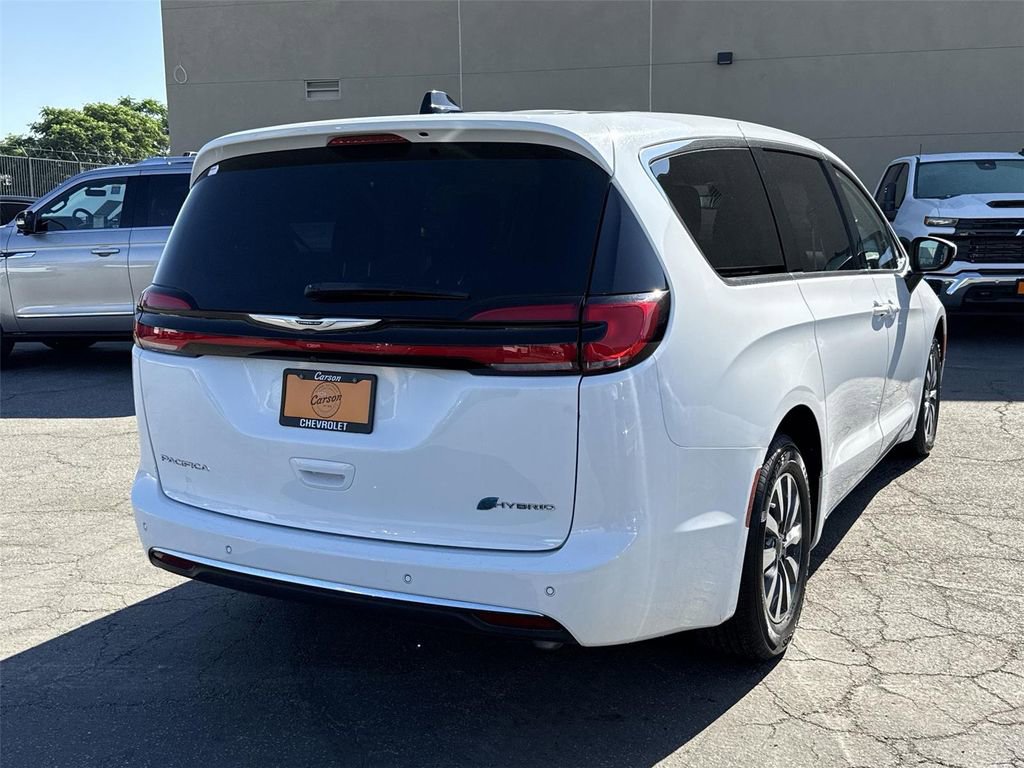 Used 2023 Chrysler Pacifica Touring-L image 3