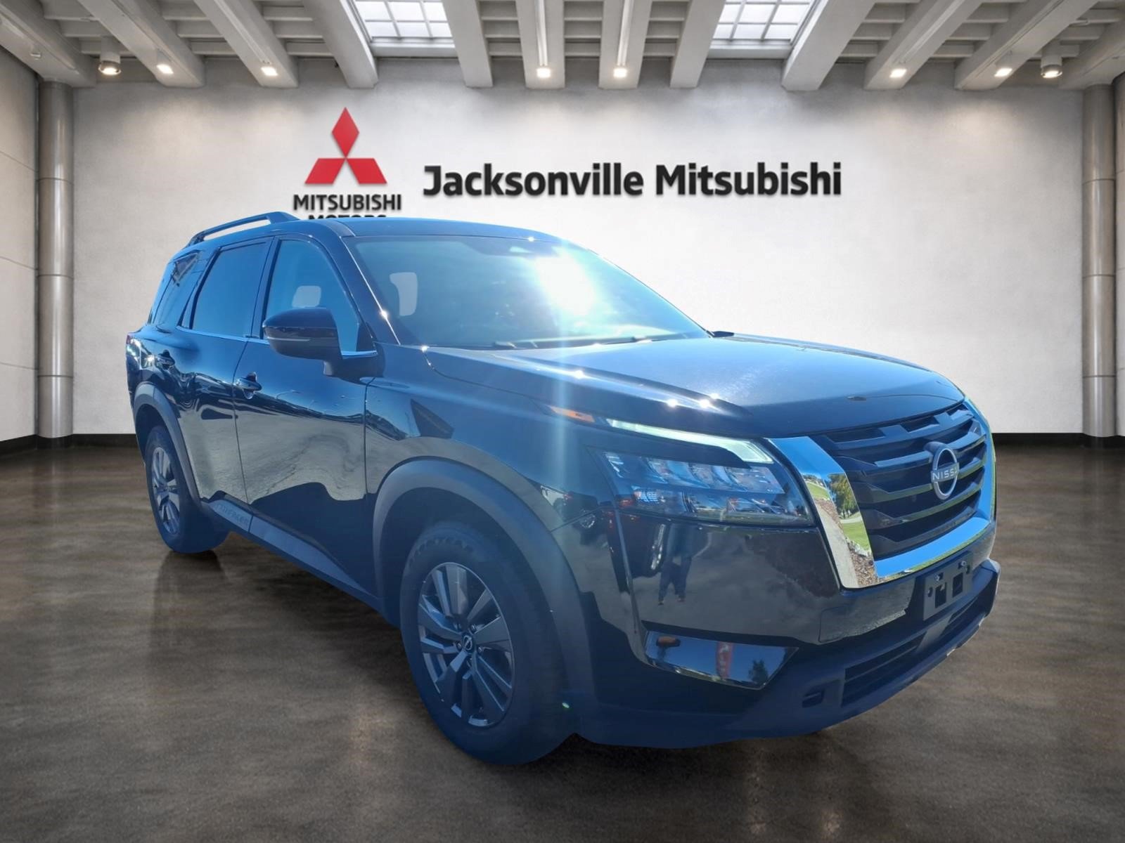 Used 2025 Nissan Pathfinder SV FWD image 1