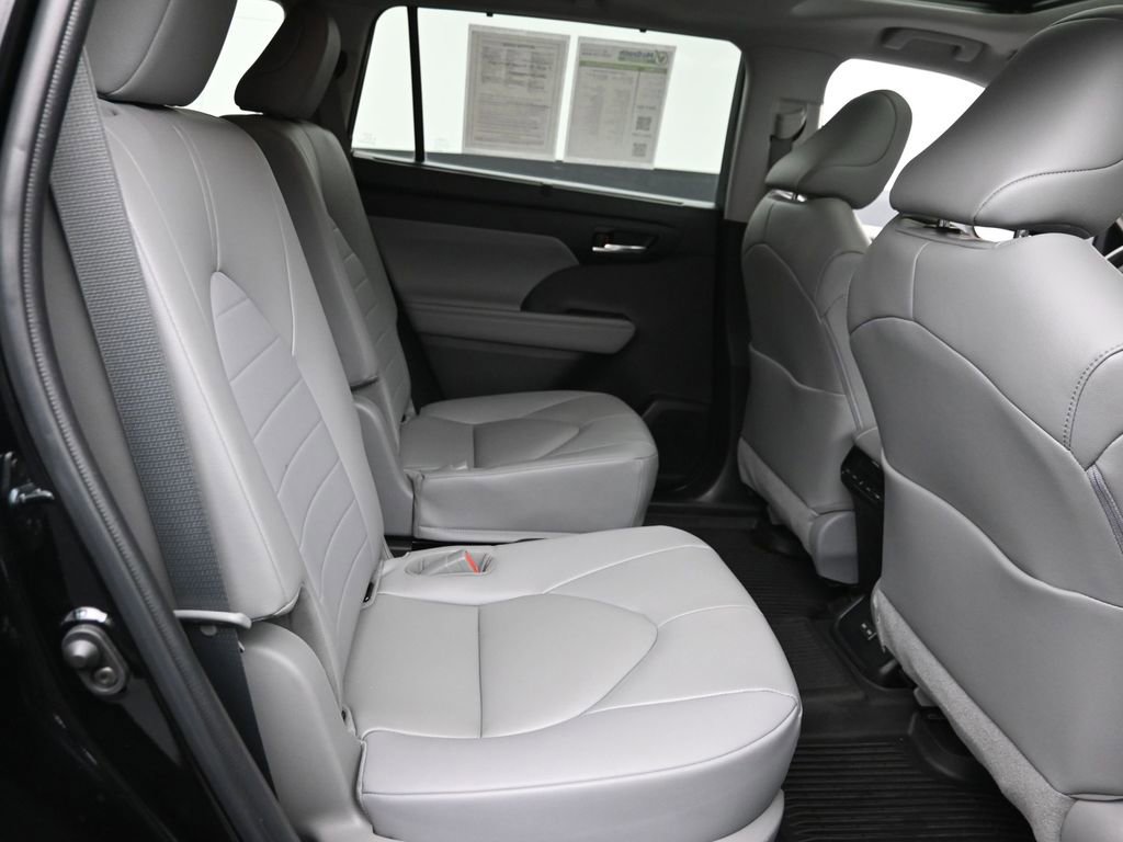 Used 2023 Toyota Highlander L image 9