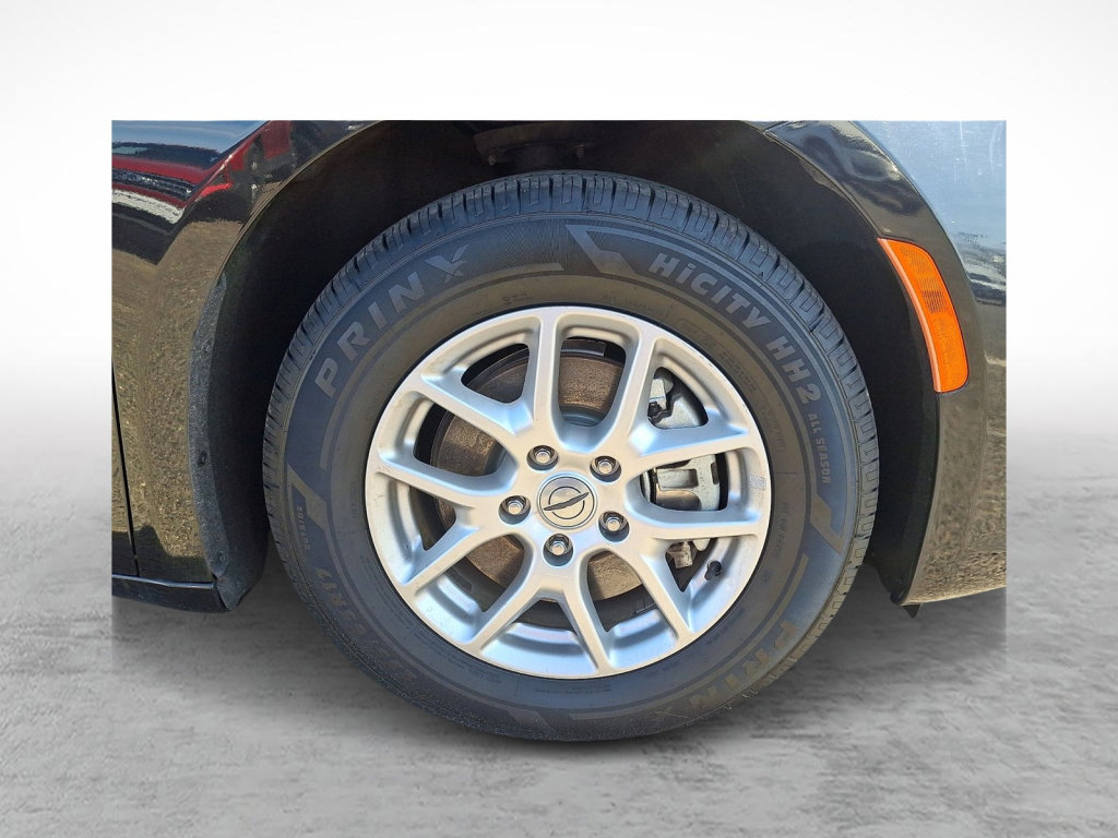 Used 2023 Chrysler Pacifica Touring-L image 9