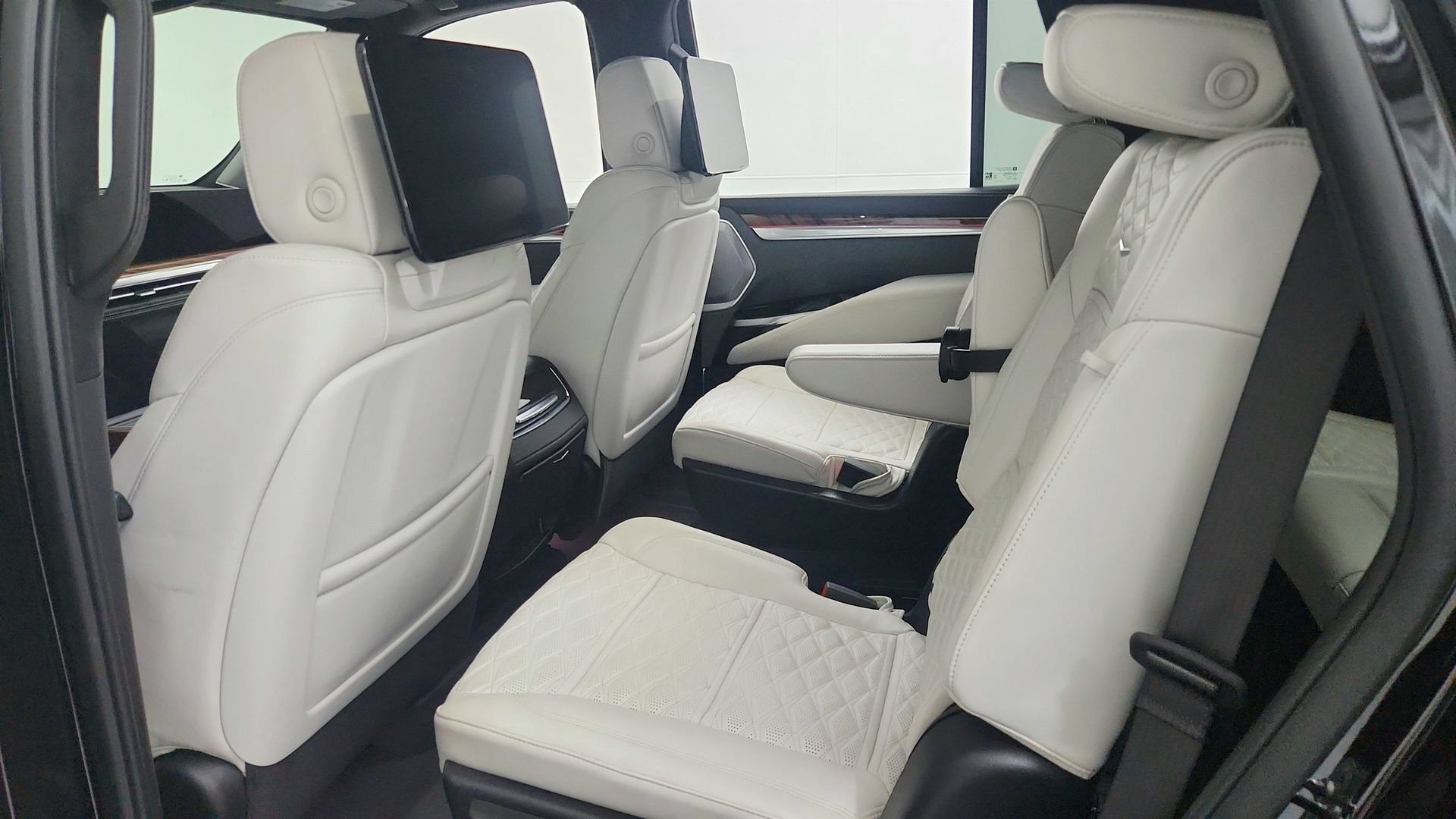 Certified 2025 Cadillac Escalade Sport Platinum w/ LPO, Floor Liner Package AWD/4WD image 24