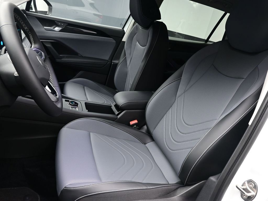 Used 2025 Volkswagen Tiguan SE image 19
