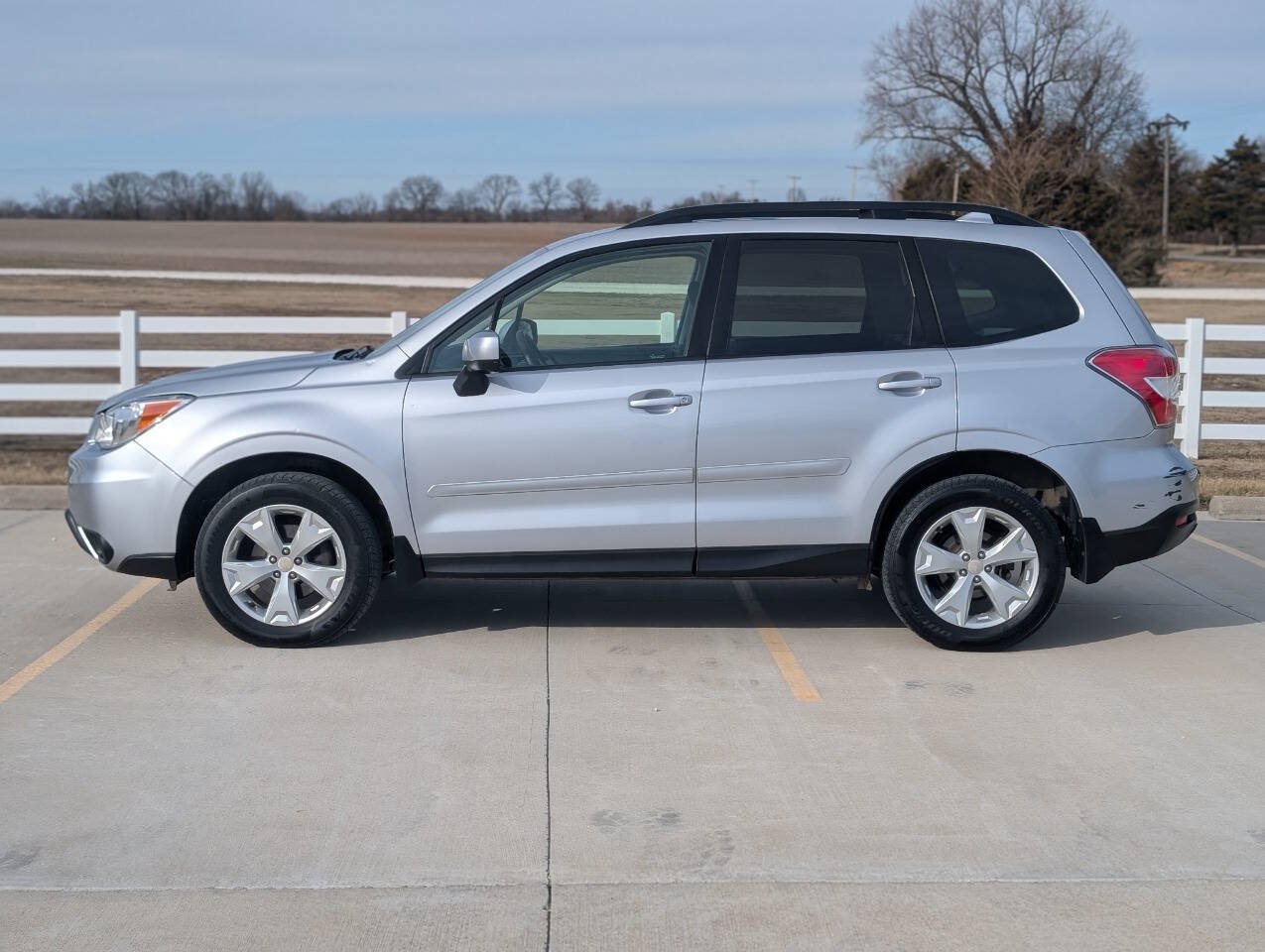 Used 2016 Subaru Forester 2.5i Premium w/ All-Weather Package AWD/4WD image 3