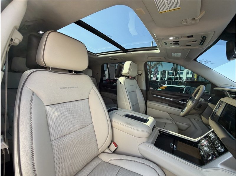 Used 2021 GMC Yukon Denali w/ Denali Premium Package AWD/4WD image 44