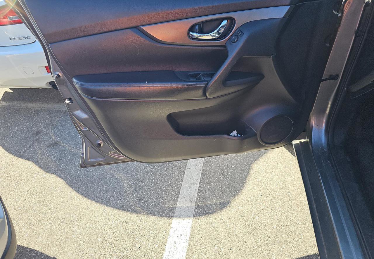 Used 2016 Nissan Rogue S image 12