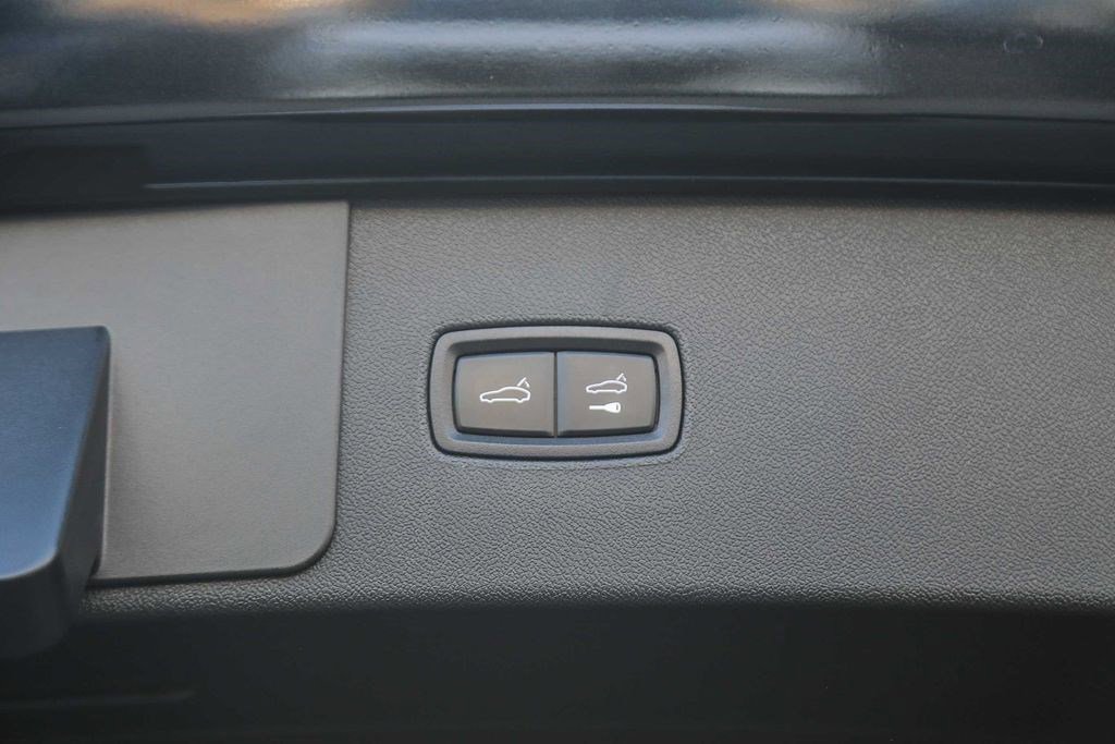 Used 2023 Porsche Cayenne Platinum Edition image 29