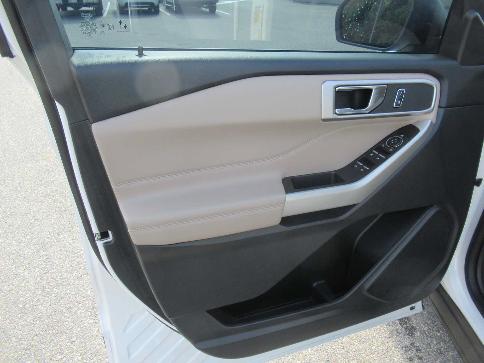 Used 2020 Ford Explorer XLT w/ Equipment Group 202A AWD/4WD image 15
