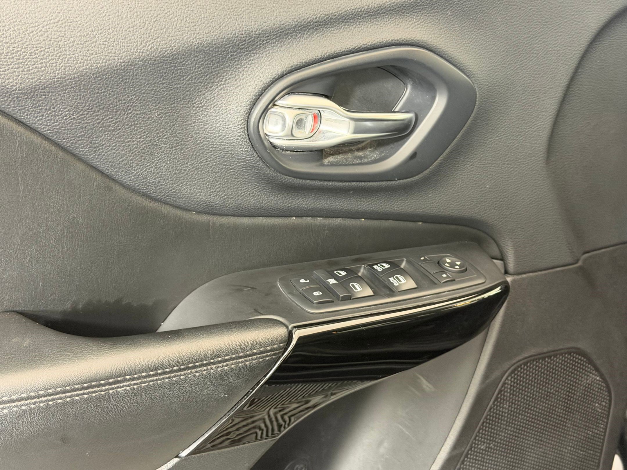 Used 2019 Jeep Cherokee Latitude Plus AWD/4WD image 14
