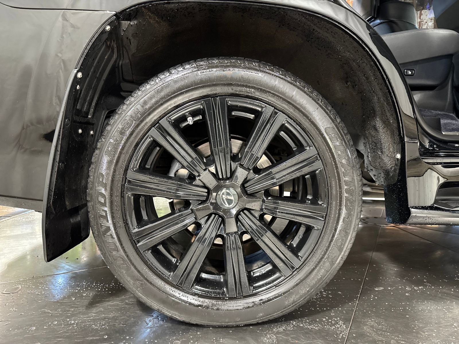 Used 2018 Lexus LX 570 4WD w/ Luxury Package image 18