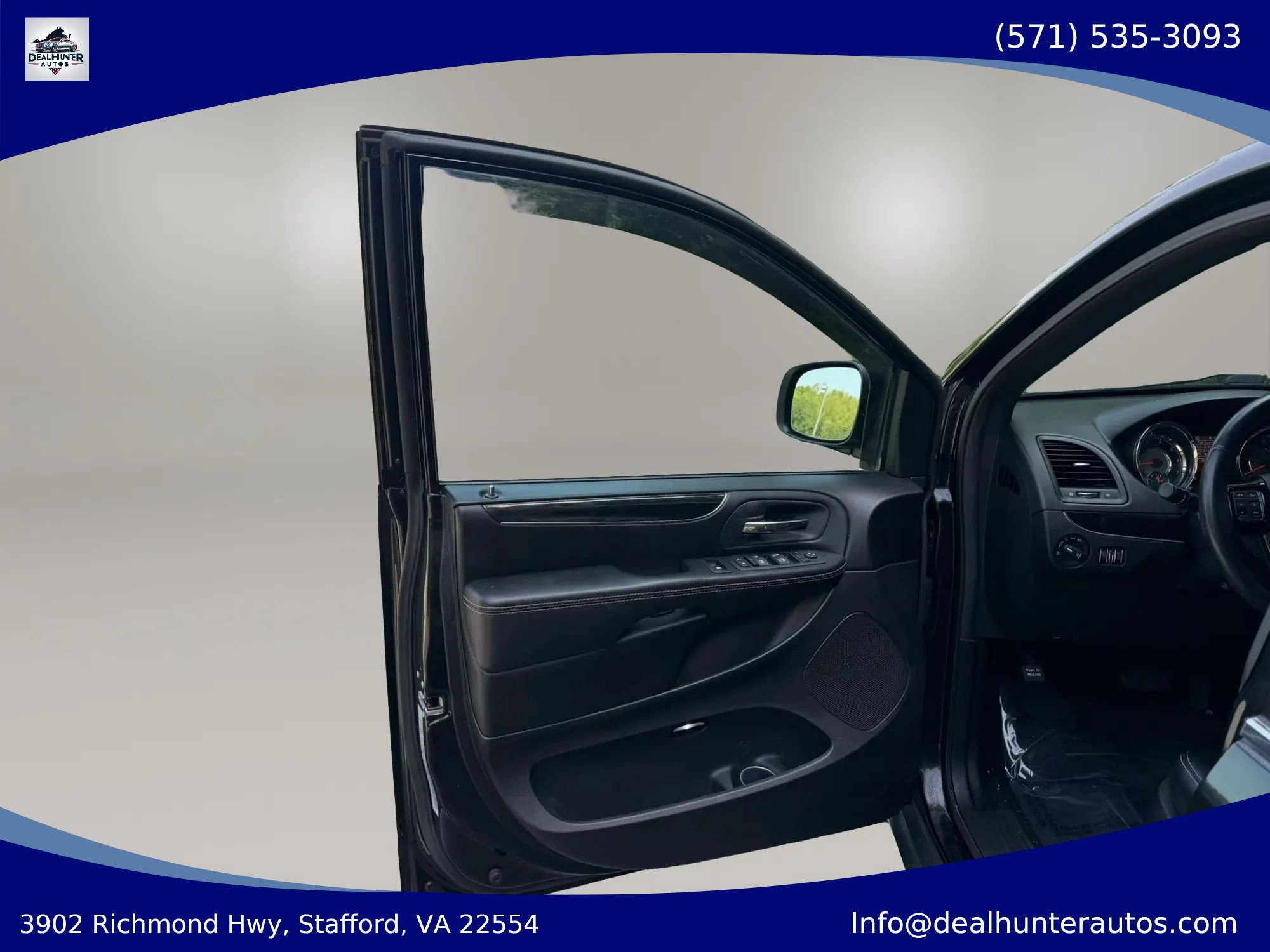 Used 2015 Chrysler Town & Country S FWD image 22