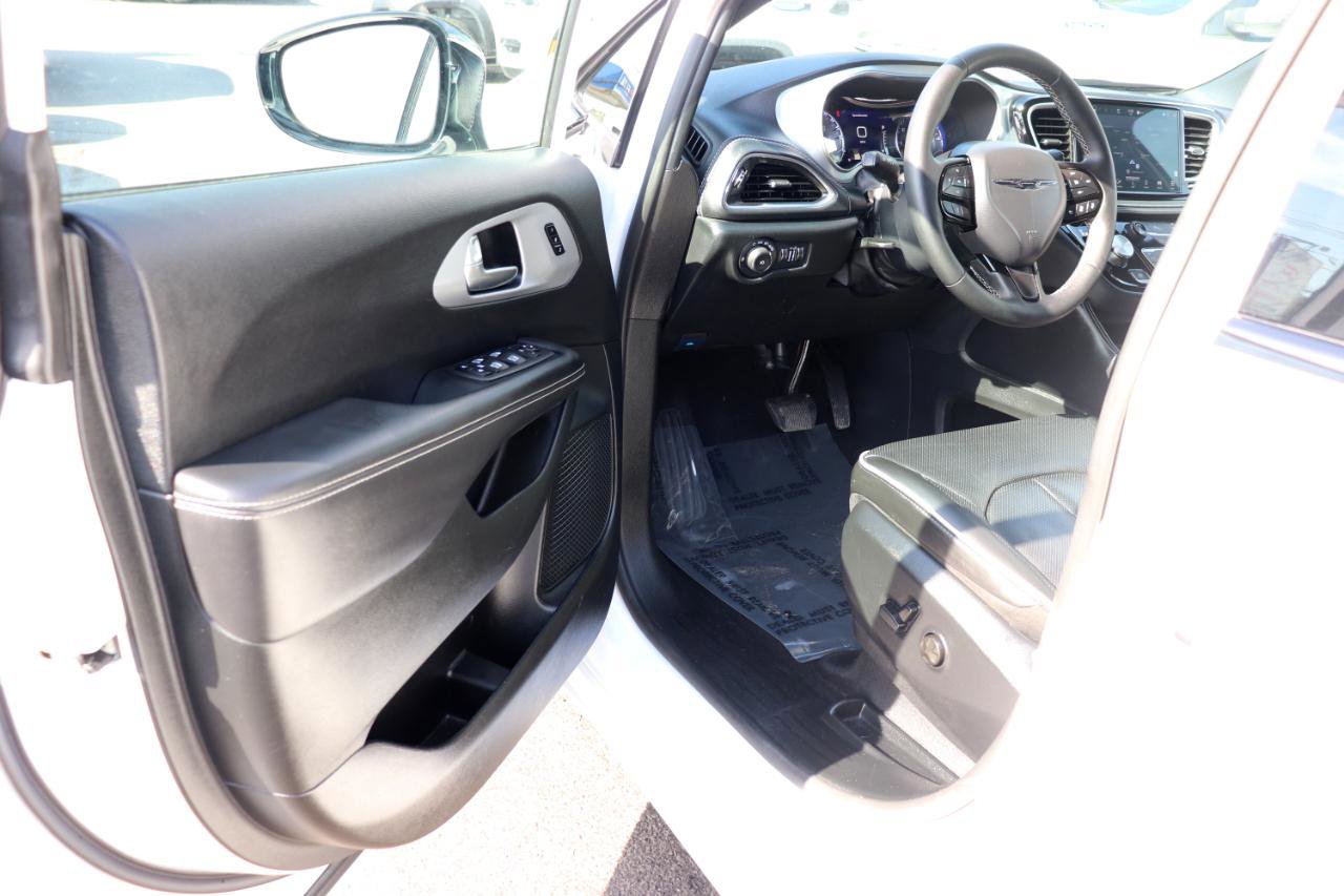Used 2025 Chrysler Pacifica Limited FWD image 10