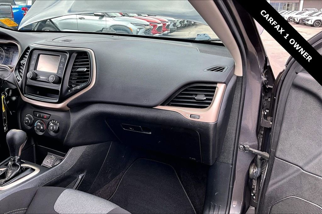 Used 2018 Jeep Cherokee Latitude w/ Altitude Package image 24