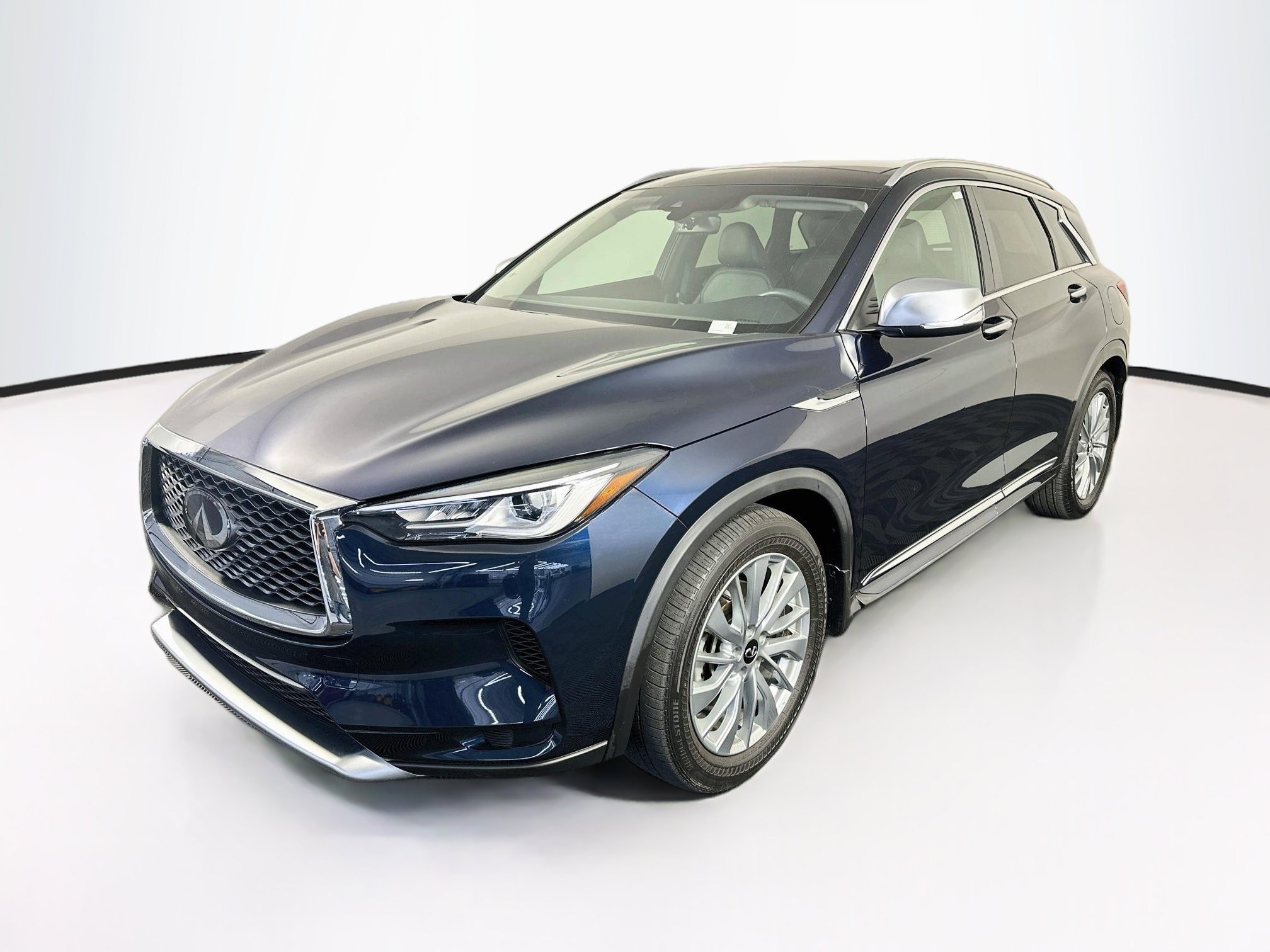 Used 2023 INFINITI QX50 Luxe w/ Accent Package FWD image 3