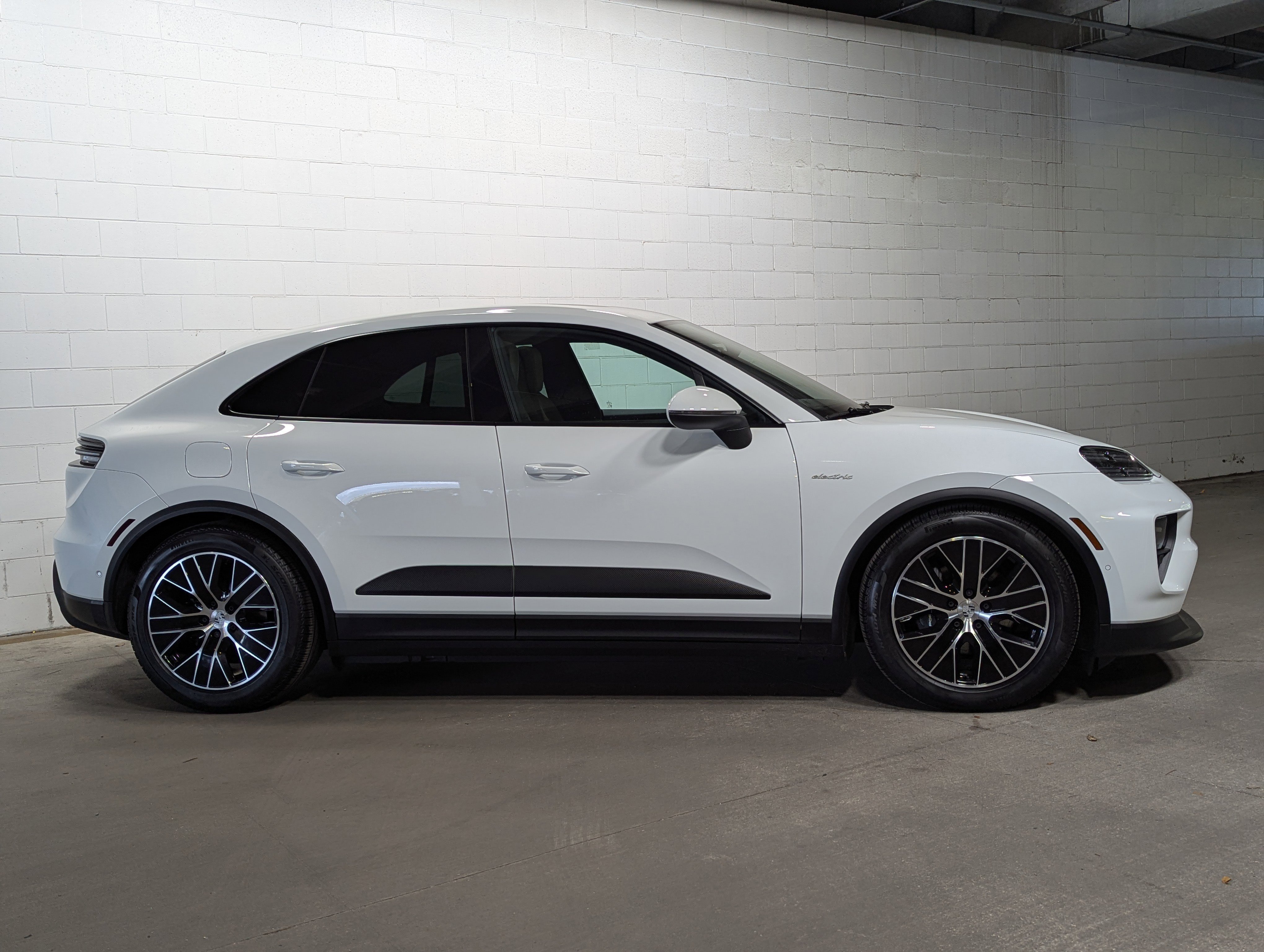 Certified 2025 Porsche Macan 4 Electric image 8