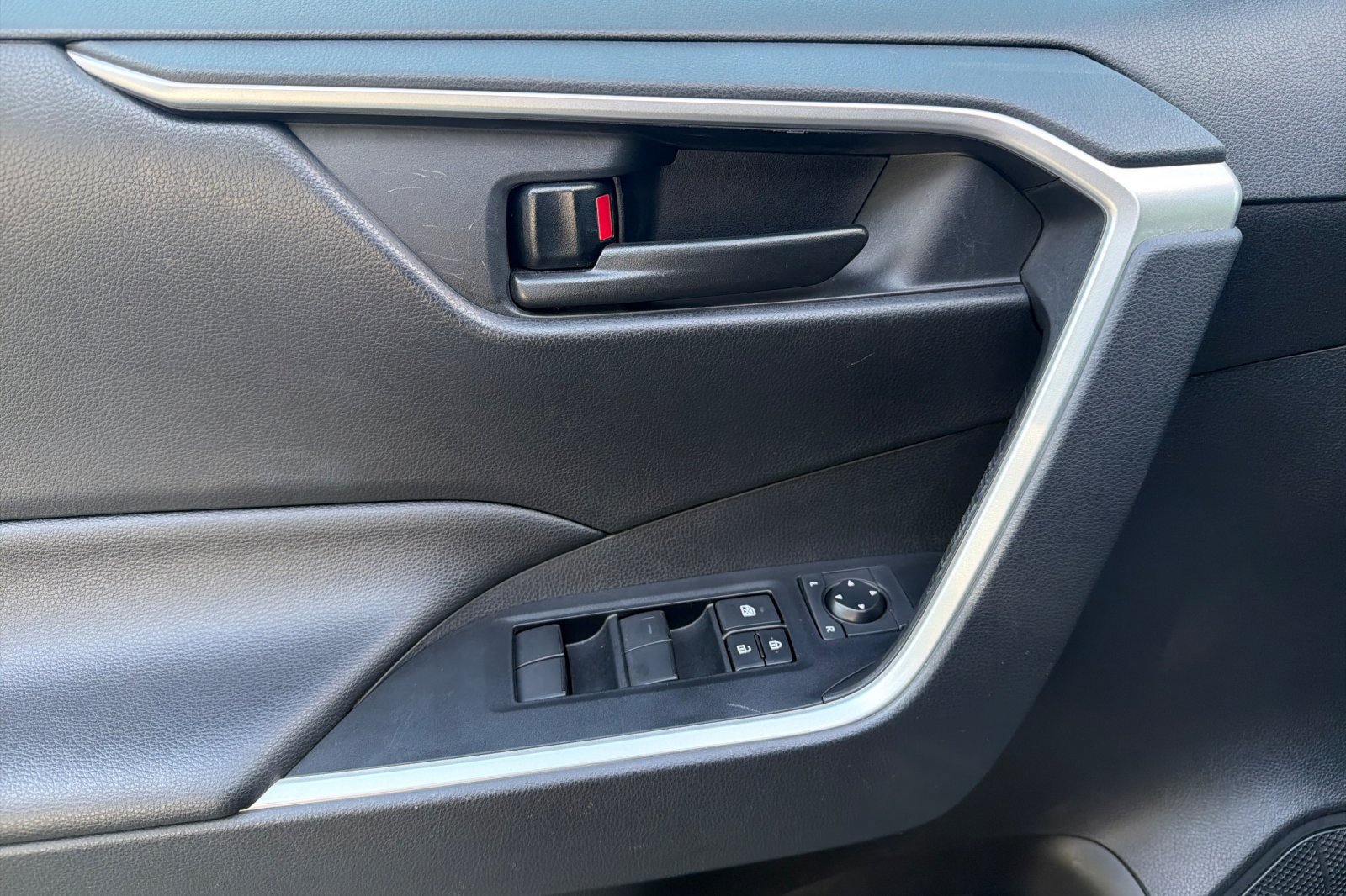 Used 2019 Toyota RAV4 LE w/ Carpet Mat Package FWD image 12