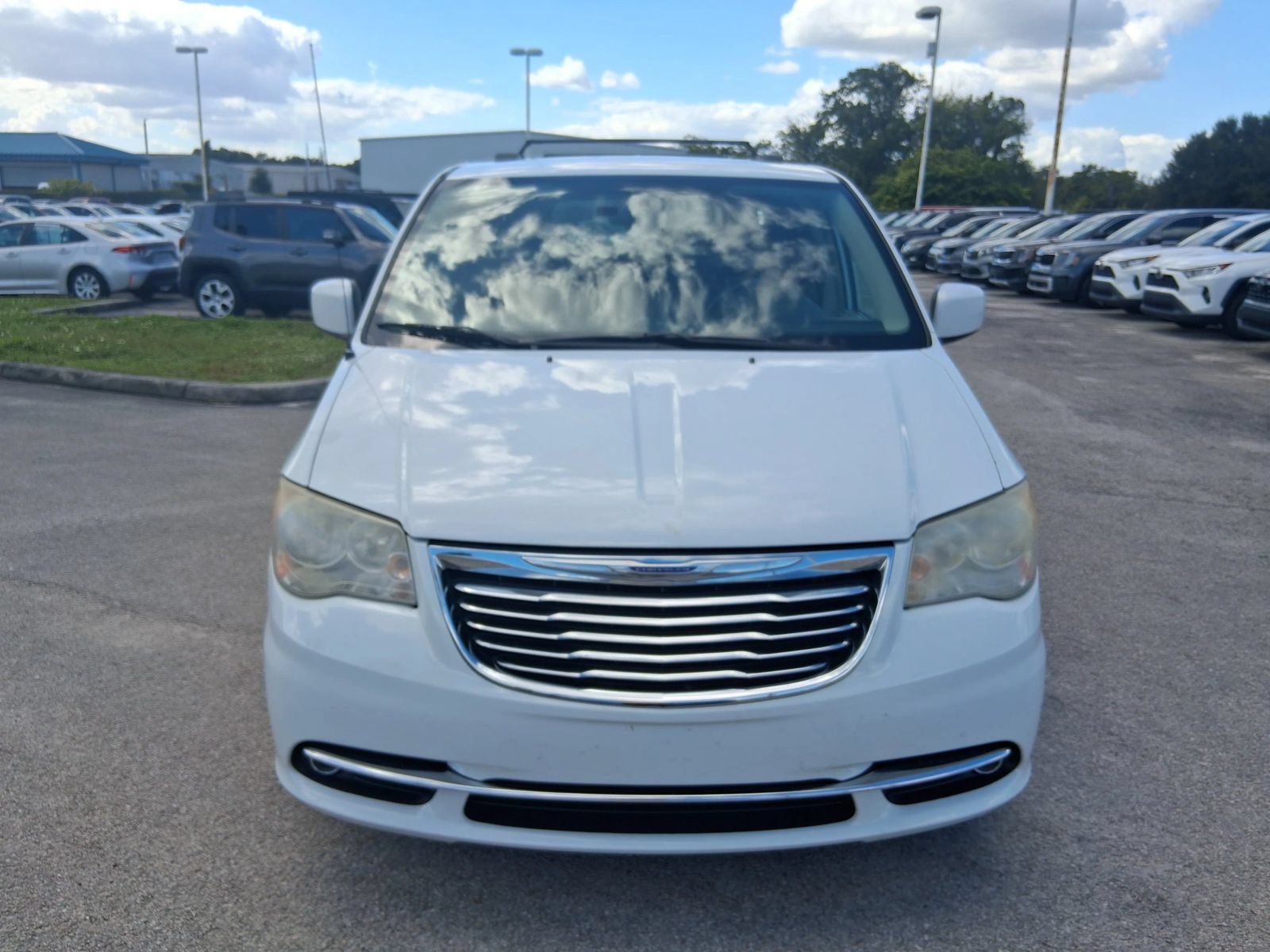 Used 2014 Chrysler Town & Country Touring FWD image 2