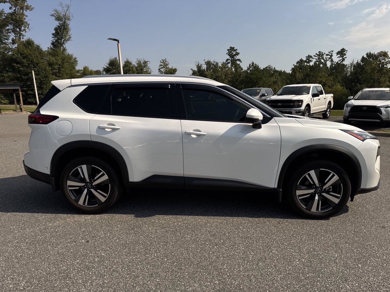 Used 2025 Nissan Rogue SL w/ SL Premium Package FWD image 2