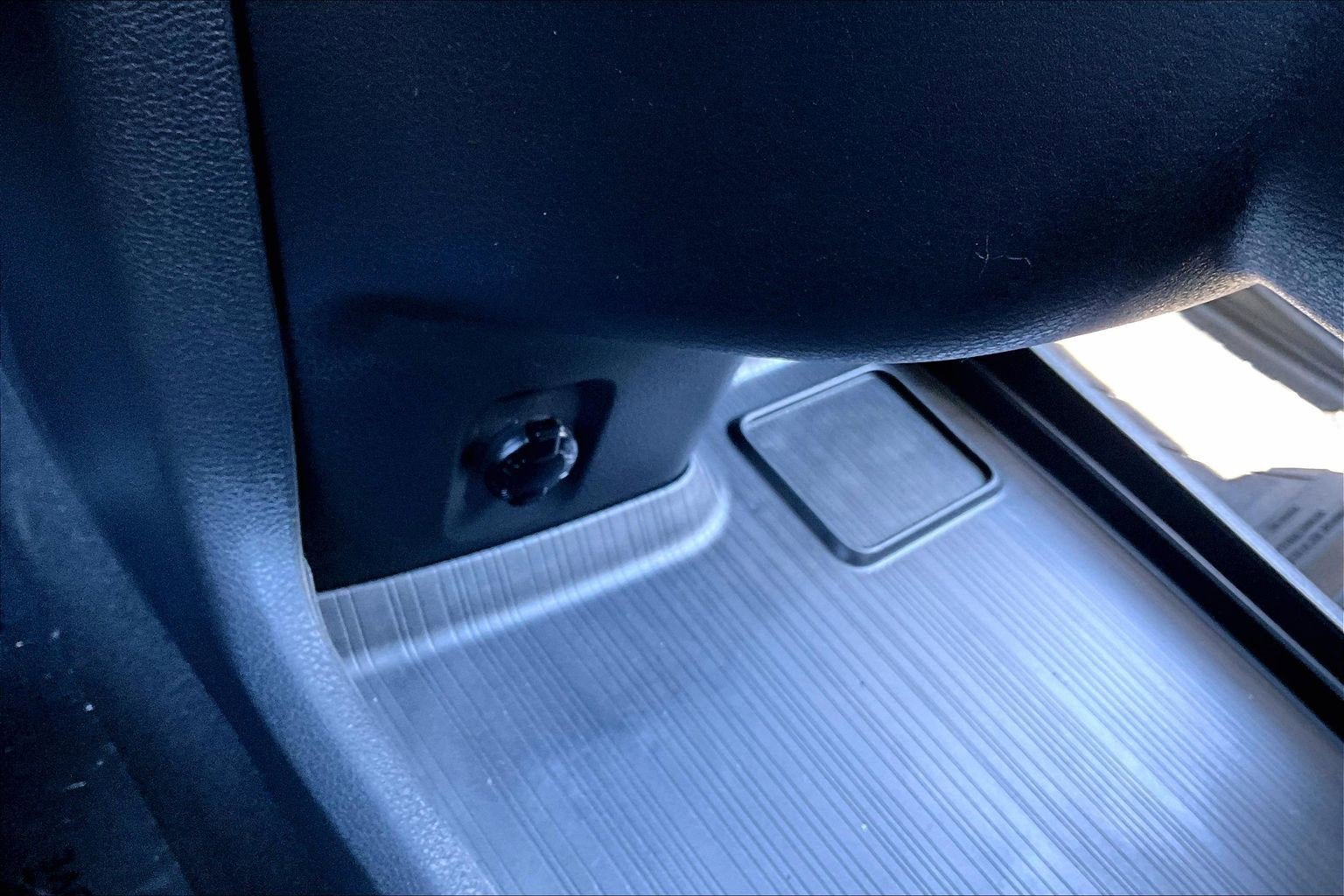 Used 2023 Toyota Sienna XLE FWD image 32