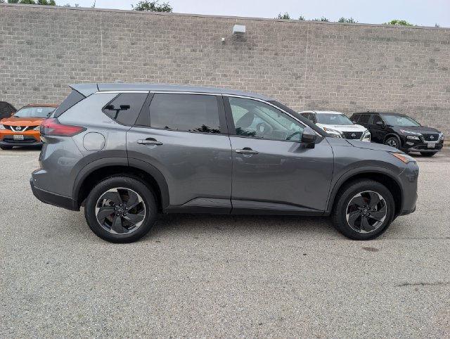 Used 2024 Nissan Rogue SV FWD image 2