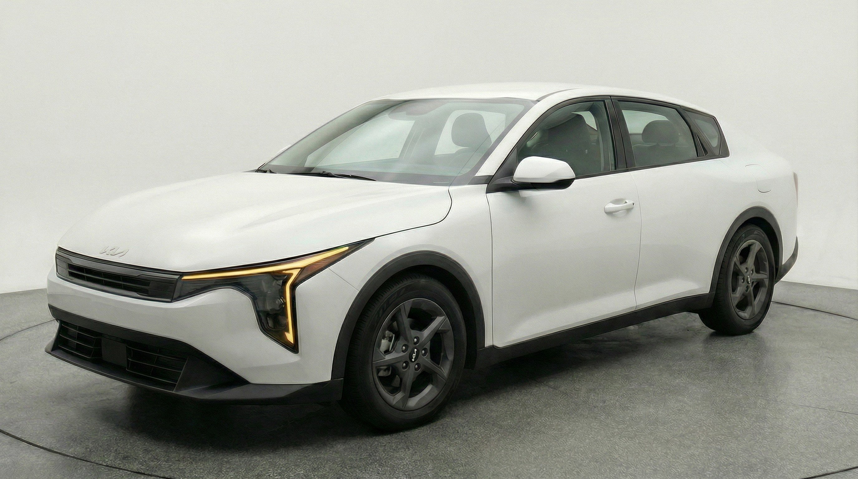 Used 2025 Kia K4 LXS image 3