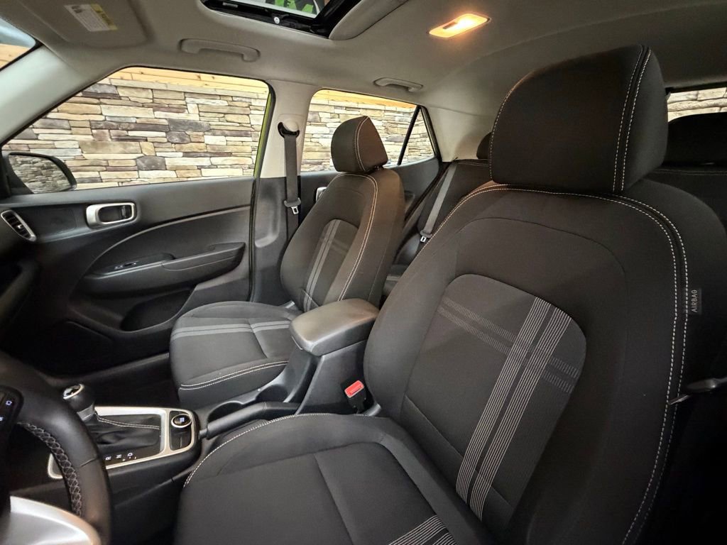 Used 2023 Hyundai Venue SEL FWD image 11