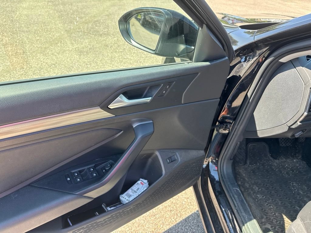 Used 2019 Volkswagen Jetta SEL w/ Cold Weather Package FWD image 17