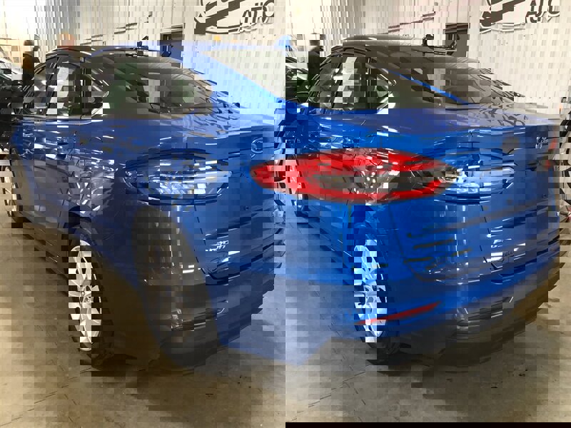 Used 2020 Ford Fusion SE image 3