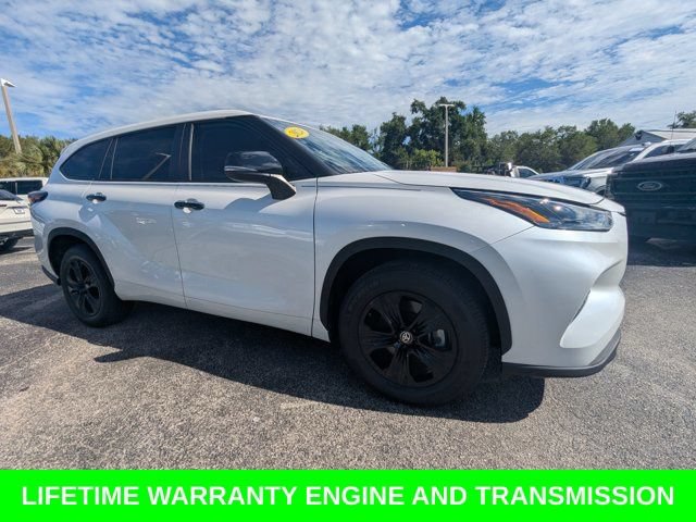 Used 2024 Toyota Highlander LE FWD image 3