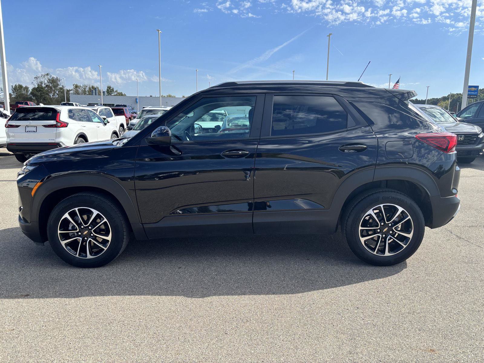 Used 2024 Chevrolet TrailBlazer LT w/ Driver Confidence Package FWD image 2